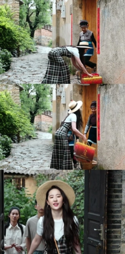 各位女生，刘亦菲教我们：需要弯腰拿东西的时候，不要弯腰，要屈髋，自然养成好的仪态