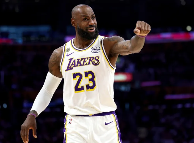 NBA记者Jake Weinbach列出了勇士若得到勒布朗-詹姆斯后的潜在首发阵