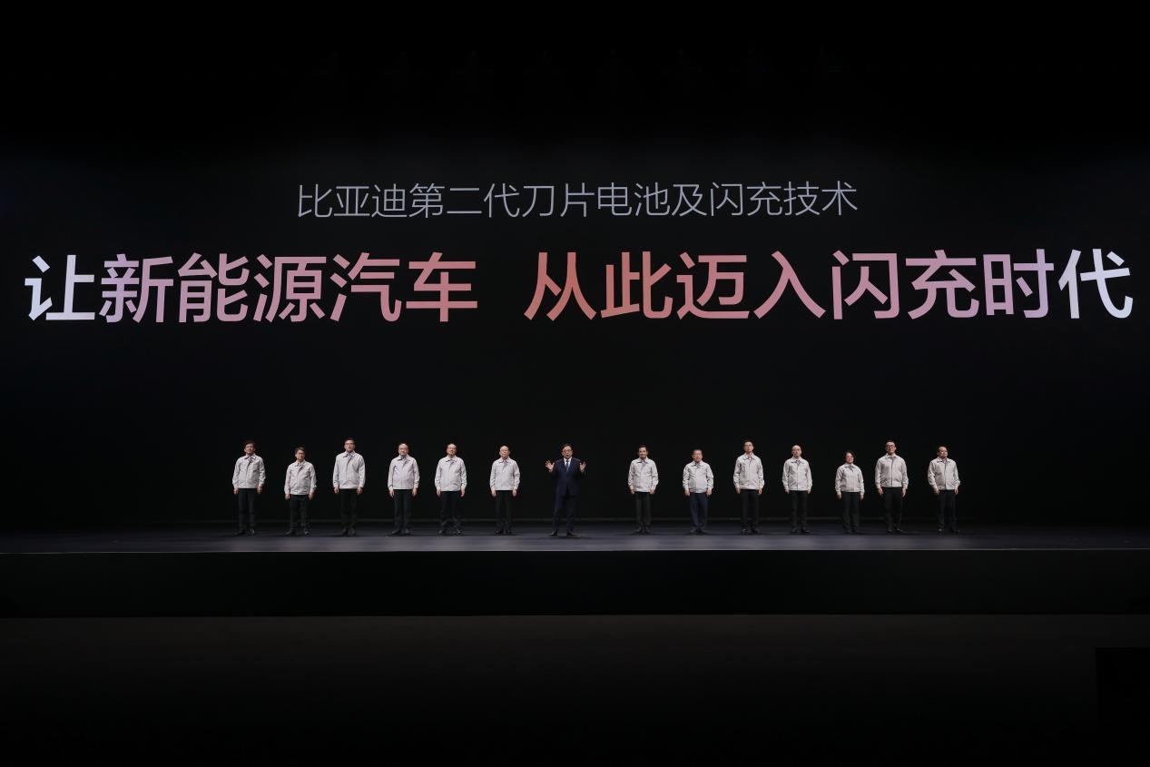 闪充与长寿命兼得，第二代刀片电池，比亚迪技术再颠覆