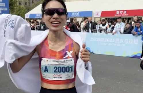 破纪录夺冠！张水华谦逊握手每个人+弯腰接受金牌 大喊：谢谢你们

3月22日，张