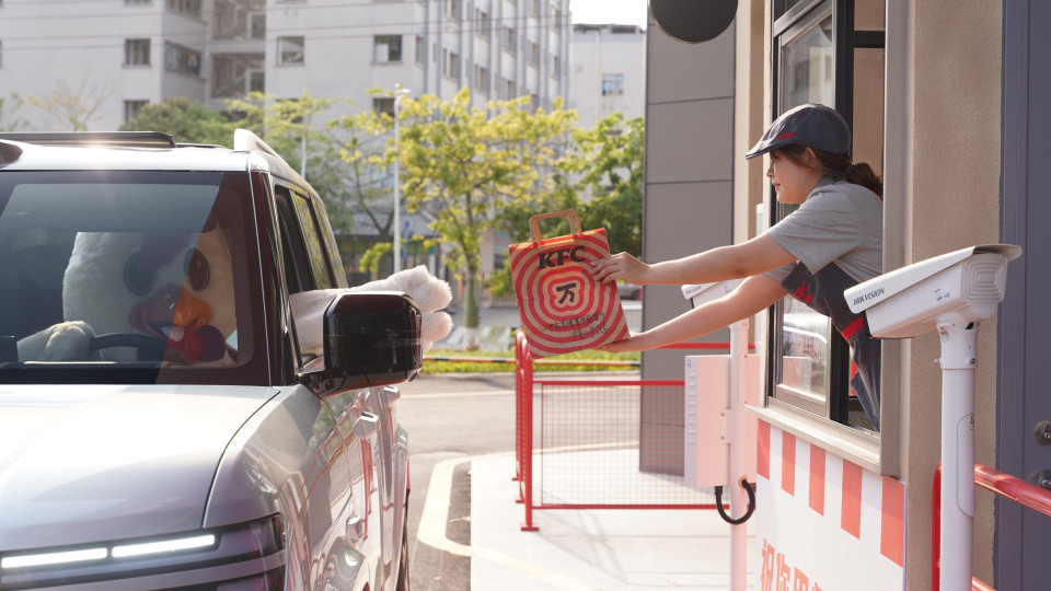 比亚迪闪充趣味出圈！“吃个肯德基的功夫，车就充饱了？”