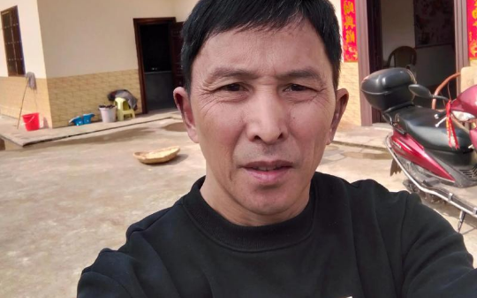 05年我跑长途攒12万盖小楼，媒婆领来4个优质姑娘任我挑，我全都不要，疯了似的开车去娶个女“骗子”…
