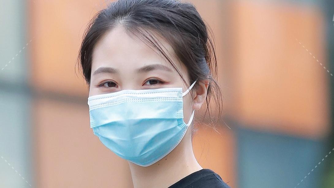 黑色露背短袖搭配格纹短裙，都市少女的轻甜穿搭公式，真好看