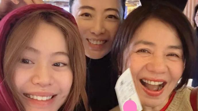 甘比晒新年合照：带刘秀桦看郑秀文新电影，与钟楚红一起晒电影票