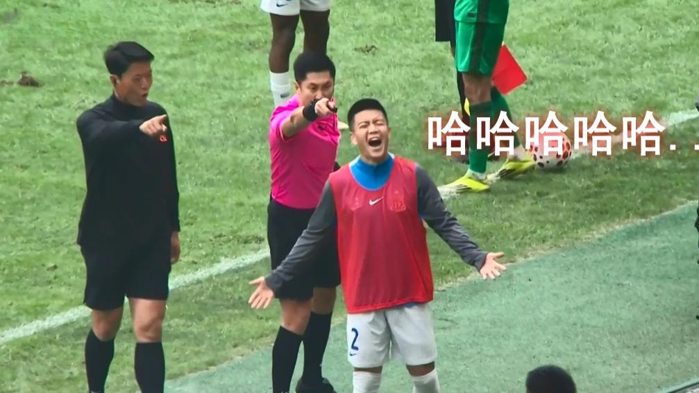 这球算出界？中超再出名场面：马宁怒指，申花替补王世龙背身仰笑