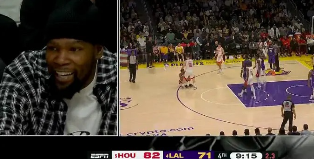 杜兰特真开心啊

首轮G5第四节还剩9分多钟，火箭82-71领先11分，转播镜头