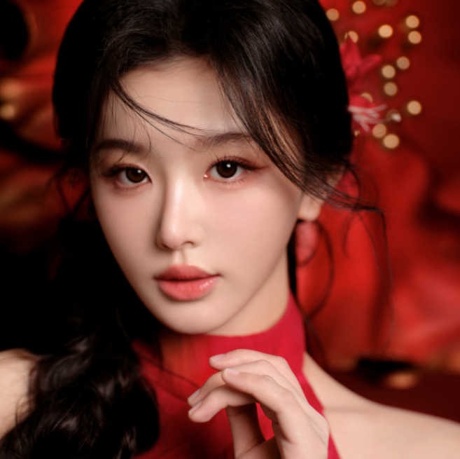 孔雪儿的红色裙装，这感觉也是没谁了，超可以的！