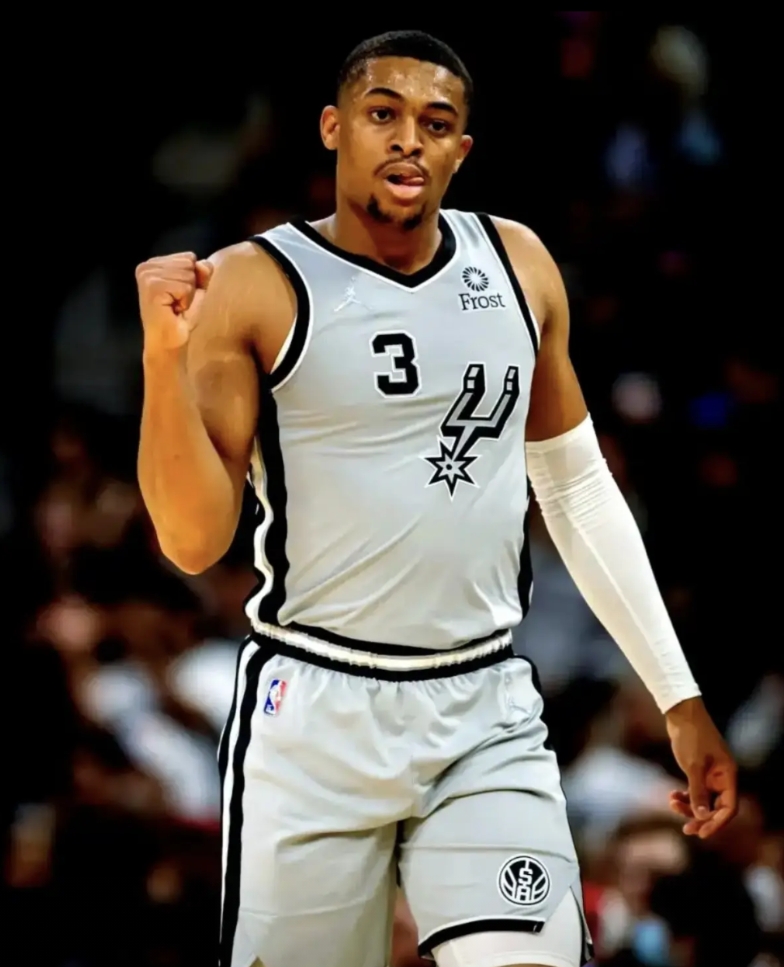 看完最近十场凯尔登·约翰逊表现，人家能成为今年最佳第六人大热门是有原因的！
马刺