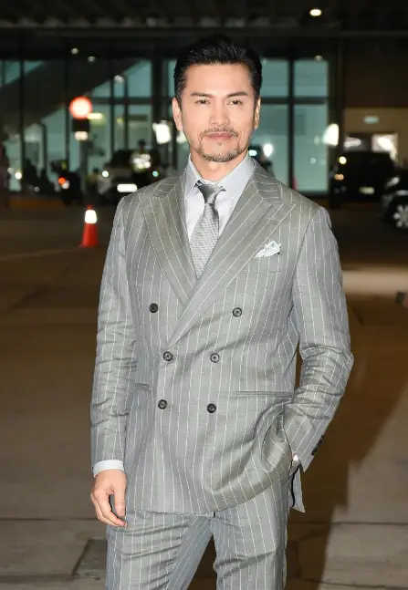 吕良伟能年轻30年，根本不是基因的功劳。传闻，他家保姆透露，雷打不动的规矩有三条