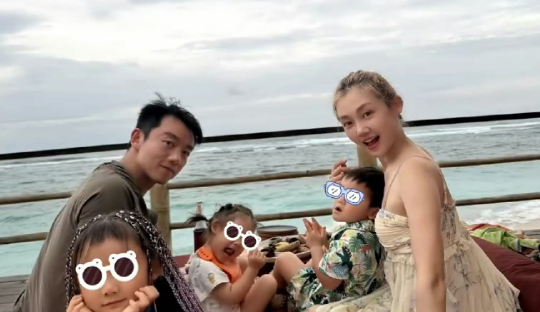 郑恺和苗苗夫妻俩双双冲上了热搜
没想到，这次被网友扒出俩人带着娃一起到海边度假的