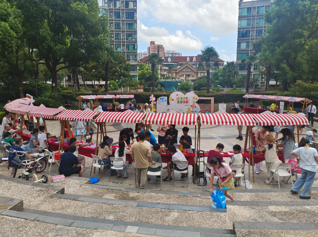 小小萌娃齐当家，露天集市解锁社区治理新体验