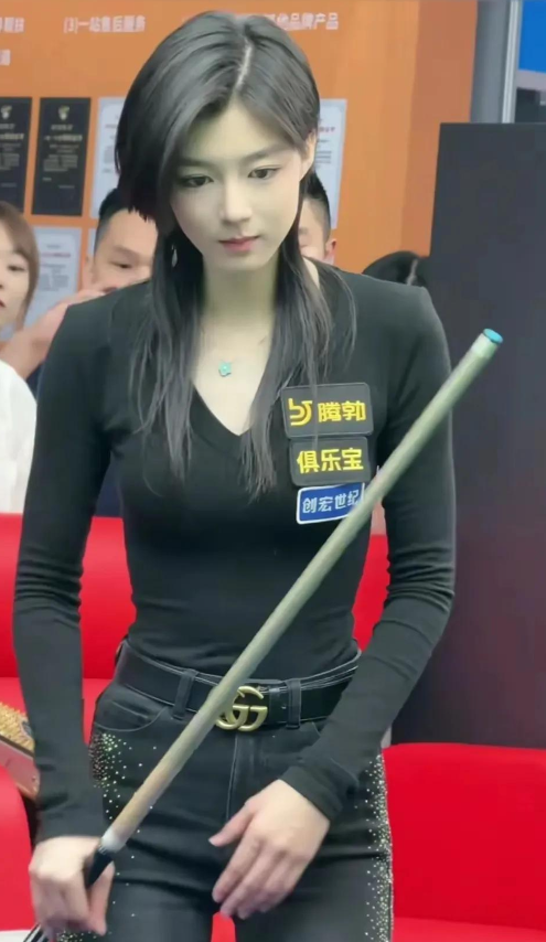 谁懂啊！台球场上又美又飒的王思诺，居然也有开球没进的小瞬间。
 
赛场上专注又亮