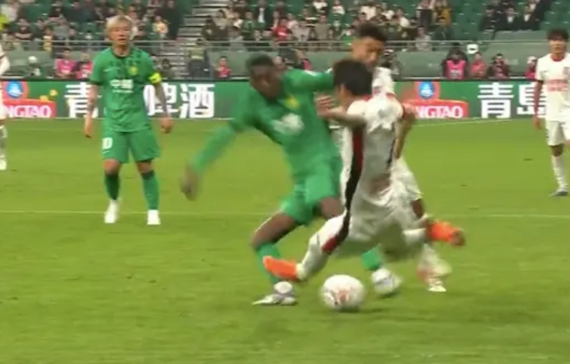 正式官宣！中国足协裁判评议认定：韦世豪飞铲国安球员不是红牌，罗慕洛踩踏国安球员不