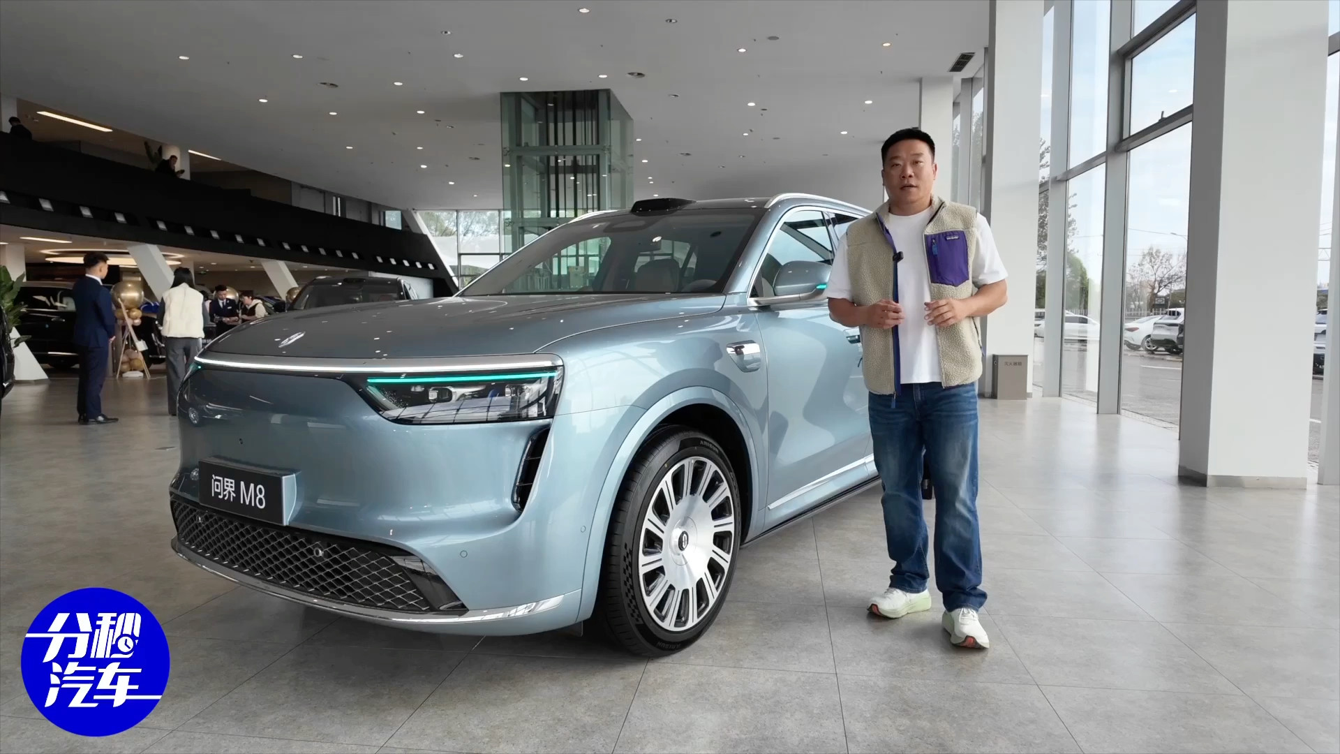 探店实拍问界全新M8，熟悉的感觉下有了多少产品力升级？