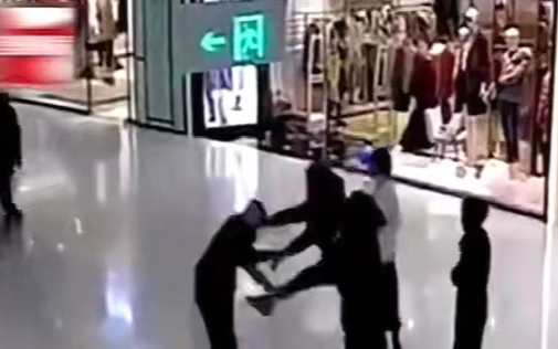 怀孕的妻子上厕所被女导购插队，一言不合遭女导购狂扇耳光，丈夫飞踹对方被拘15天