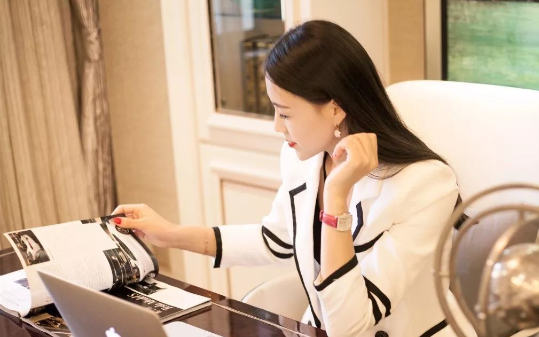 宣布没发年终奖后，全家人立马变脸赶我出家门，我笑了，直接带着百万分红旅游，远离吸血家人