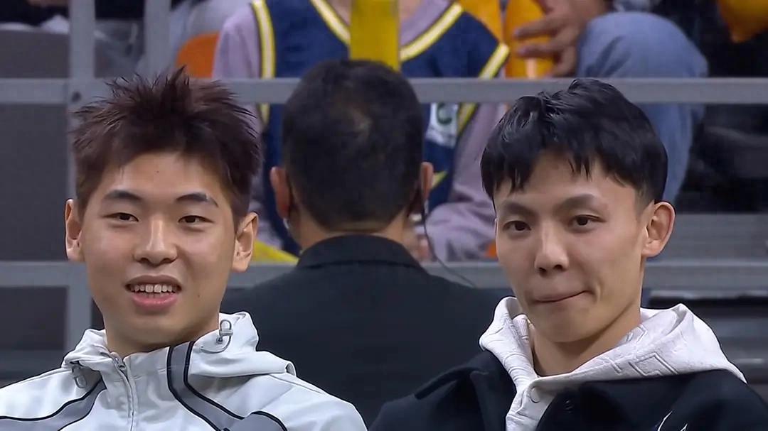 广东男篮登顶CBA榜首 杜峰用人策略显成效 杨铭下课引争议