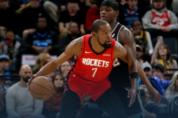 这个队已经完了

场上进攻无章法  基本的突分跑位完全没有   队友老是跑重位置