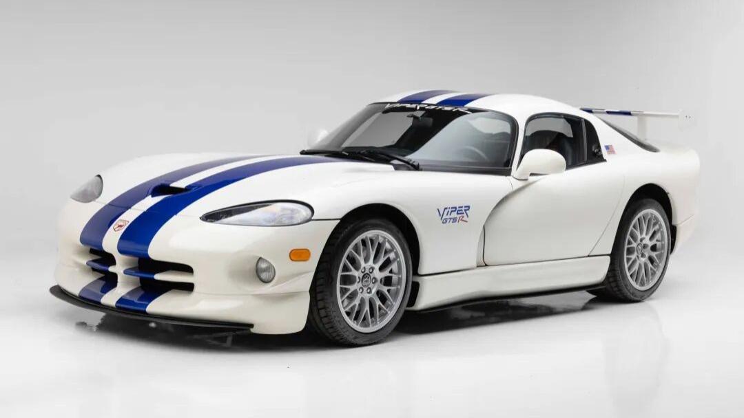 这辆罕见的1998年款道奇蝰蛇只行驶1000英里，如今正在竞拍