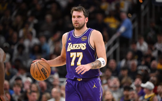 据名记Shams报道，东契奇在西班牙接受了针对左腿筋二级拉伤的多次注射治疗，经过