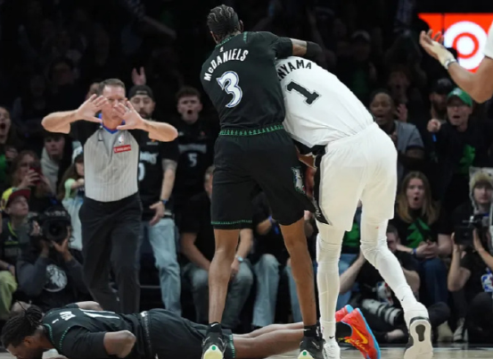 NBA西部半决赛第四战，明尼苏达标靶中心，一场足以载入季后赛史册的争议瞬间，在第