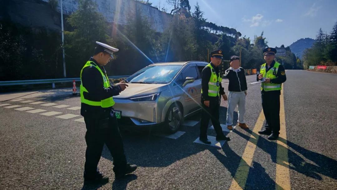 两名双证网约车司机 未通过平台接单被罚