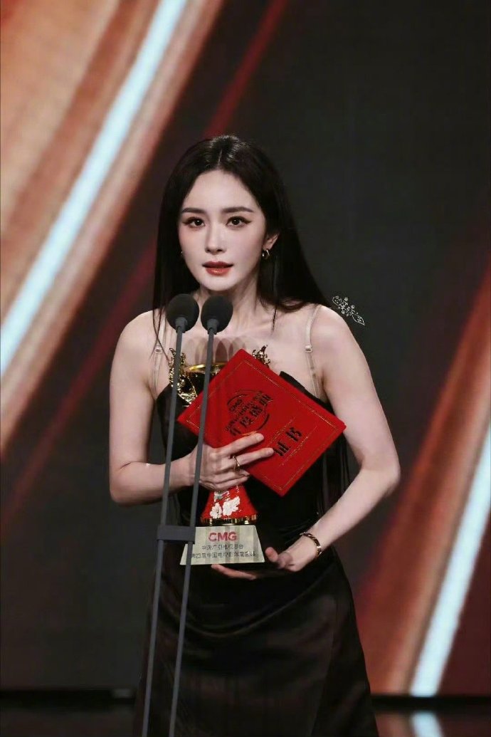 13年从金鹰到总台，从流量顶流到实力派演员，杨幂用宁绣绣的每一个眼神，拿下双料视