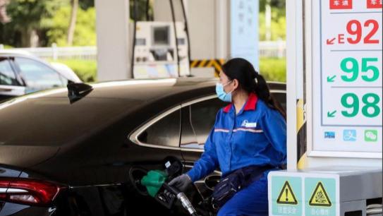 加油站的“熄火要求”，到底是规矩还是保命符？老司机揭秘真相