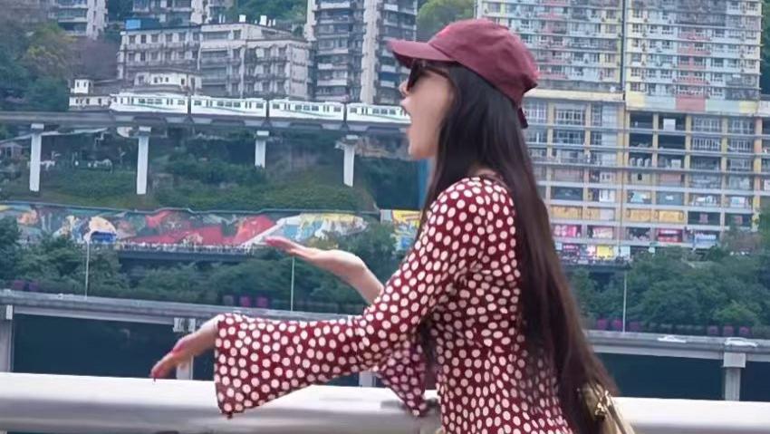张馨予张嘴“生吞轻轨”！这波家乡文旅宣传，不仅走心还走胃
