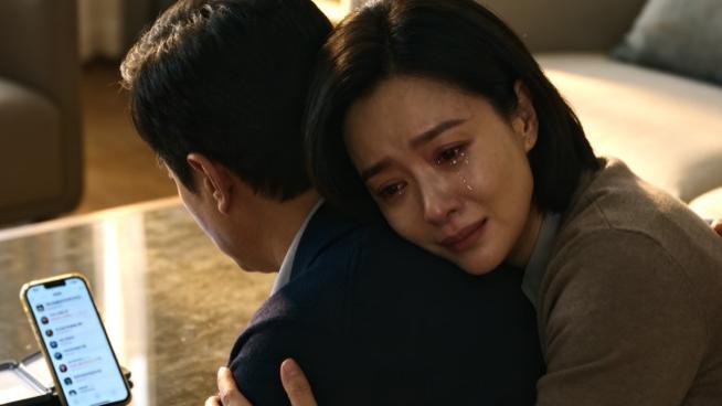 婚姻里的信任危机：看他手机，怕失控；不看，又疑心