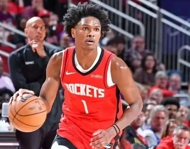 阿门才是被耽误的，天赋异禀，控球后卫出生，有身体有防守有意识很努力还有心气。
可