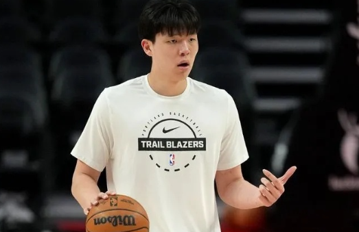 2月25日，杨瀚森今日缺战G联赛。据前方记者了解，杨瀚森出现了背部拉伤的情况，今