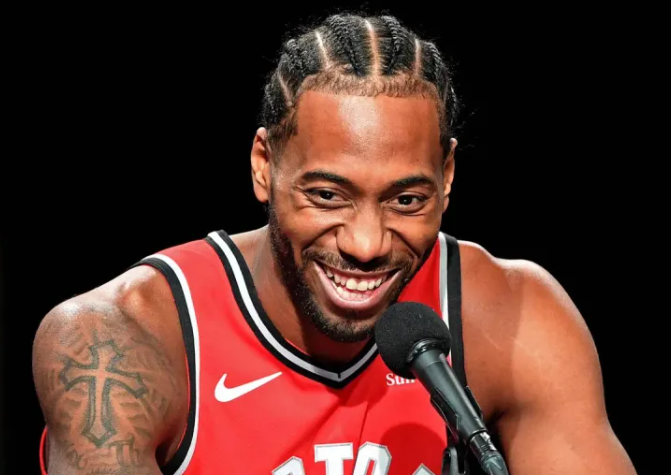 NBA记者Jake Fsicher报道，据消息人士透露，科怀-伦纳德相信他将能够