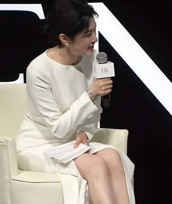 白色套装裙一穿，往那一坐，整个人就是端庄两个字的活体教科书