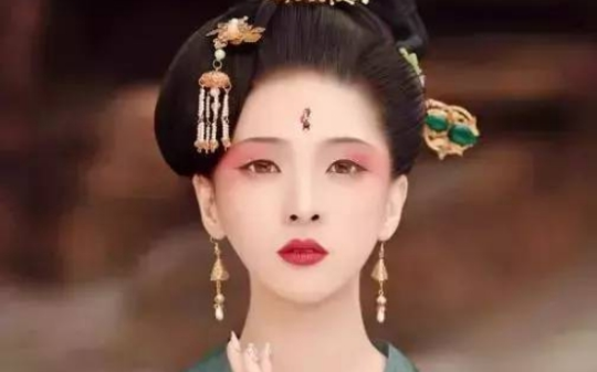 我拱手把身体让给妹妹做皇后，可她亲手钉散魂钉时，我才知自己蠢得可笑