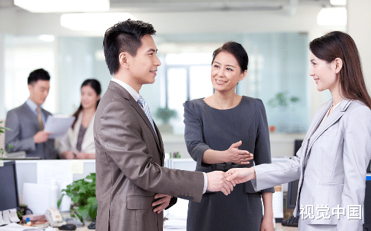 刚到40岁，公司就说我跟不上时代节奏要辞退我。可我离开第二天，整个公司就瘫痪了，老板又跪求我回去