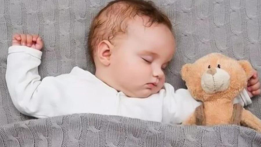 宝宝总爱举着小手睡觉？揭秘“投降式睡姿”的真相，家长别乱掰！