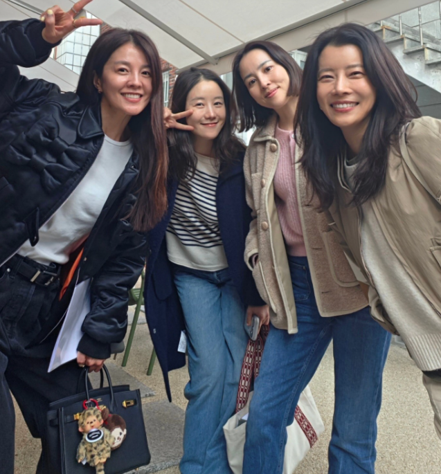 演员韩惠珍在Instagram上传了多张照片
照片中，韩惠珍与好友金圣恩、柳善和