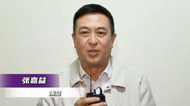 张嘉益过56岁生日，白发染黑！