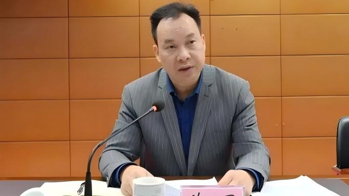 梧州政法系统震荡：区委常委莫君主动投案，背后隐情引热议