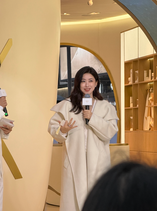 朱珠完全展现了完美级别的美丽