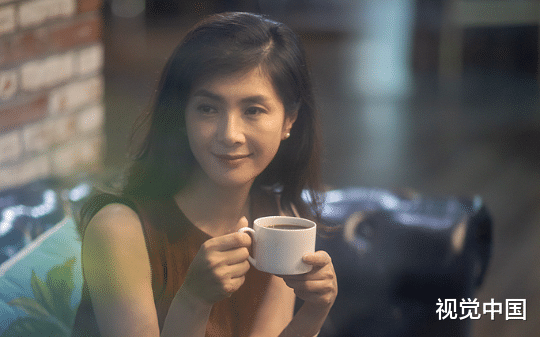 女儿花光年终奖给全家买新春礼，老公的黑水鬼、小姑子的神仙水，我却是一把马桶刷，备注：家庭主妇专用