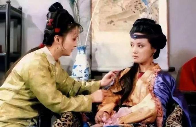 红楼梦：王熙凤那么厉害，干嘛让平儿赶紧躲开贾赦这场“浑水”？