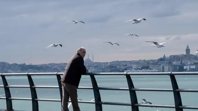 初恋丧偶后找我叙旧，频频暗示困难，我转去8万。女儿调查后给我看一张照片，我连夜去了派出所