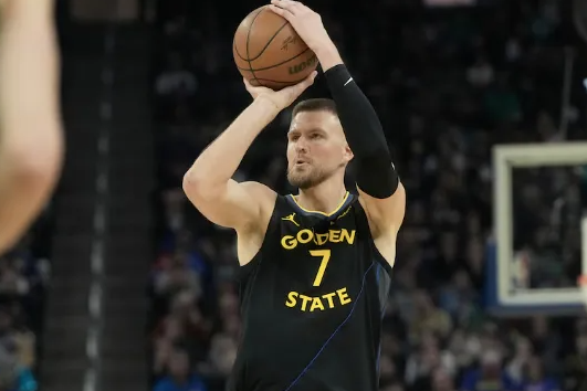 克里斯塔普斯-波尔津吉斯因未公开的疾病问题，今日勇士对阵湖人的比赛将不会复出。