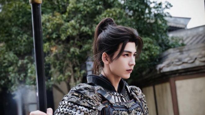 老师为预防学生们早恋，张凌赫被“搬”进课堂