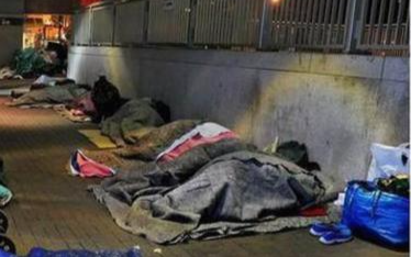 华人夫妇赴美追梦，一朝失业跌落斩杀线，直接磨碎尊严！