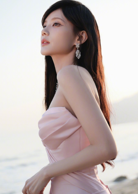 李一桐的粉色系妆造，是不是超可以的！