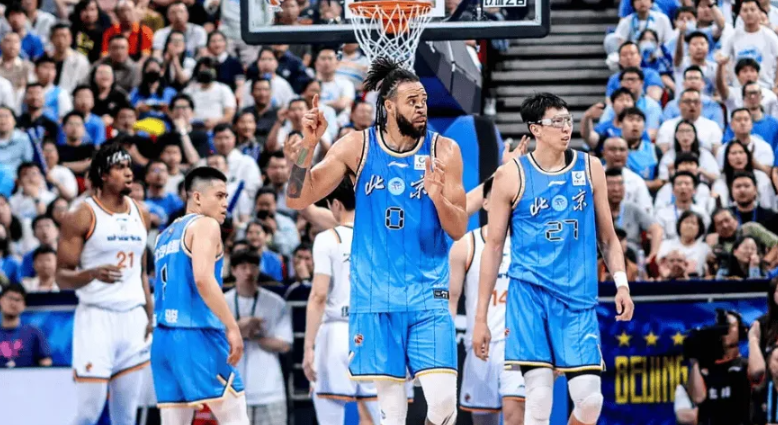 CBA季后赛半决赛G3，上海客场81-66力克北京，大比分2-1拿到赛点。
先回
