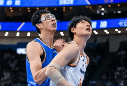 王哲林砍下24分17篮板带领上海男篮客场险胜北京豪取19连胜锁定常规赛第一。CB